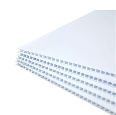 Fehér hullámos műanyag lap